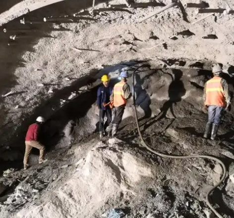 钦南隧道拱顶带模注浆料，微膨胀注浆料的特点及施工工艺